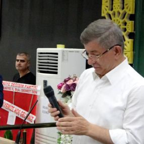 Ahmet Davutoğlu’nun bozuk mikrofonla imtihanı