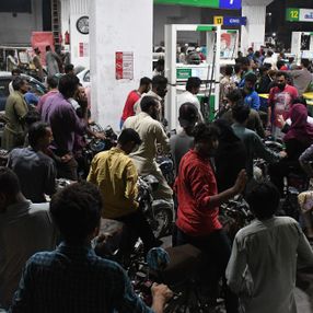 Pakistan'da akaryakıt zamları sonrası istasyonlarda uzun kuyruklar oluştu