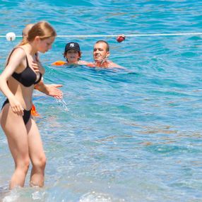 Antalya'da beklenen yağış gelmeyince halk sahile akın etti