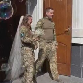 Ukraynalı çift, askeri üniformaları ile evlendi