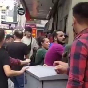 Adana'da yaşlı simitçiyi dövenleri kadın ayırmaya çalıştı