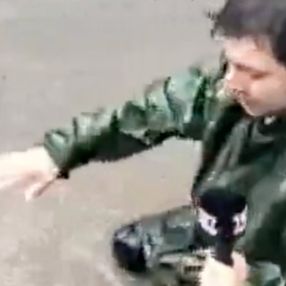 Sel bölgesinde yayın yapan muhabir rögara düştü