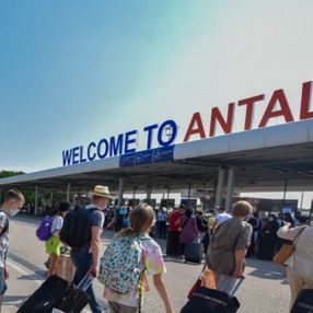 Antalya Havalimanı'nda, bir günde uçuş rekoru kırıldı