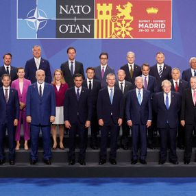 NATO Liderler Zirvesi'nde aile fotoğrafı çekildi