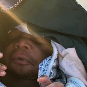 Ege Denizi'nde kaçak göçmenleri taşıyan botta doğum