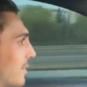Abdülkadir Ömür, trafikte makas attı