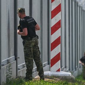 Polonya'nın Belarus sınırına inşa ettiği çelik duvar tamamlandı