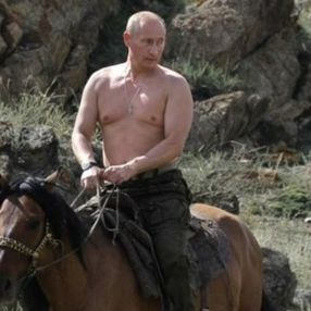 At üstünde poz veren Putin'den Batılı liderlere: Siz iğrenç görünürdünüz