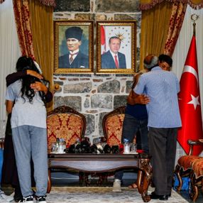 PKK'dan kaçıp teslim olan iki kişi ailesiyle buluşturuldu