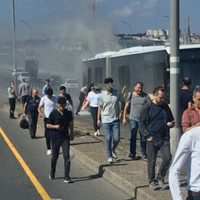 İstanbul'da metrobüs hareket halindeyken alevlere teslim oldu