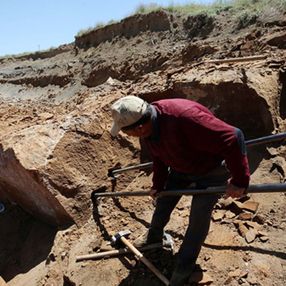 Bitlis'te 40 yıldır balyozla Ahlat taşı çıkarıyor