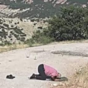 Şehidinin can verdiği yerde namaz kıldı