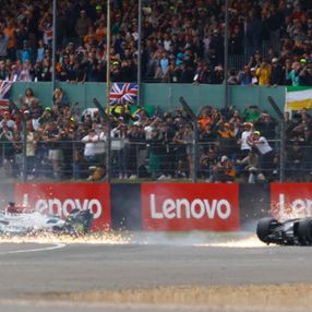 Formula 1'de Zhou takla attı