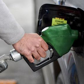 Benzine bu gece gelmesi beklenen zam iptal edildi