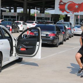 Kapıkule Sınır Kapısı’nda, gurbetçilerin dönüş sevinci