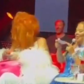 B�lent Ersoy, Safiye Soyman'a sahnede para verdi