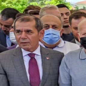 Dursun Özbek'in paça boyu yine gündem oldu
