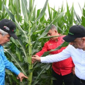 Vahit Kirişci Venezuela'da toprak bakıyor