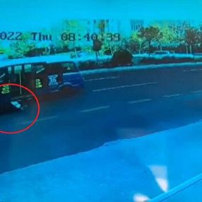 Ankara'da kapısı açık ilerleyen minibüsten düşen kadın yaralandı