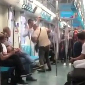 Marmaray'da güreşir gibi kavga ettiler