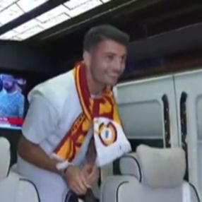 Leo Dubois Galatasaray için İstanbul'a geldi