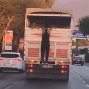 Bursa'da kamyon kasasının kapağına tutunarak seyahat etti