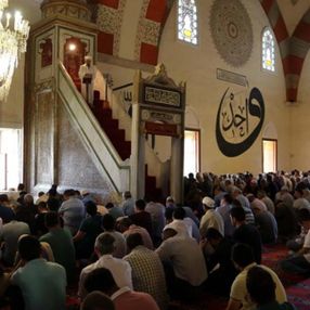 Cuma hutbesinde sivil ve kamu görevlilerine yönelik şiddet vurgusu