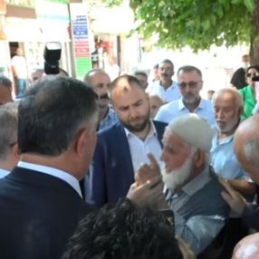 Ahmet Davutoğlu'na Giresun'da tepki gösterildi
