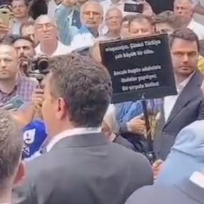 Ali Babacan halka prompterdan seslendi