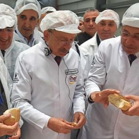 İBB Halk Ekmek Fabrikası açılışında Ekrem İmamoğlu, Kemal Kılıçdaroğlu'na ekmek bölüp verdi