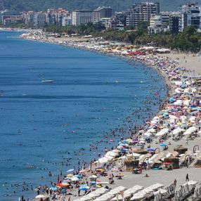 Sıcaklığın 5 derece arttığı Antalya'da yoğunluk sürüyor
