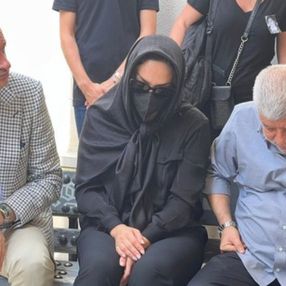 Ebru Gündeş, annesini son yolculuğuna uğurladı