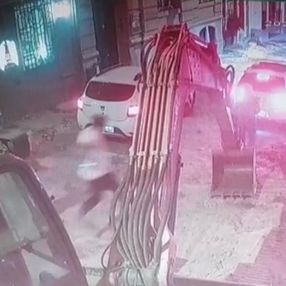 Beyoğlu'nda kapkaççı, pet şişe atılarak durdurulmaya çalışıldı