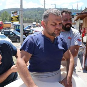 Bolu'da seyyar su tankına giren vatandaşın o anları çevredekileri güldürdü