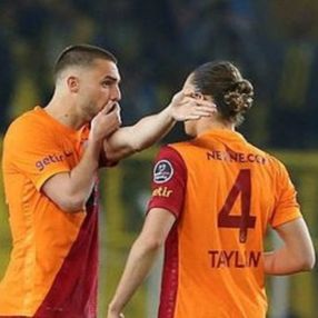 Galatasaray'da iki sürpriz veda