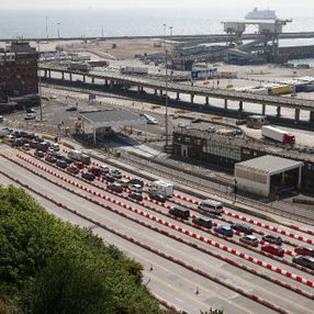 Dover Limanı'ndaki yoğunluk için yolculara erken gelin çağrısı