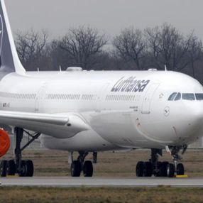 Alman hava yolu şirketi Lufthansa, binden fazla uçuşu iptal etti