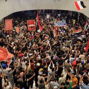 Irak’ta Şii lider Sadr’ın destekçileri parlamentoyu bastı
