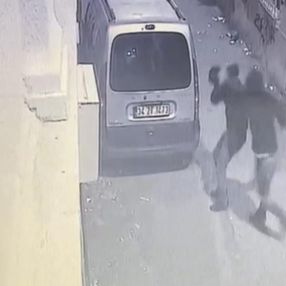 Beyoğlu'nda genci vuran şahıslar kendi aralarında kavga ederken yakalandı