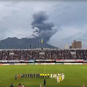 Japonya’da maç esnasında yanardağ patladı