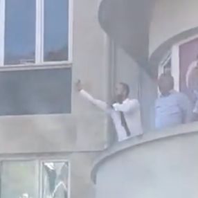 Türk-İş yöneticisinden işçilere el hareketi