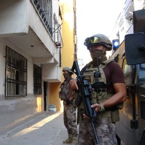 Mersin’de 'Temizleme' operasyonu: HDP İl Başkanı dahil 31 kişi gözaltına alındı