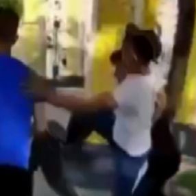 Aksaray'da gençler, parkta oturan yaşıtlarını dövüp videoya çekti
