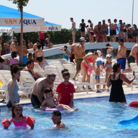 Van'da İranlı turistler aquaparka akın etti
