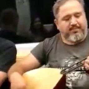 İstanbul'da, metrodaki yolcuların sazlı eğlencesi kamerada