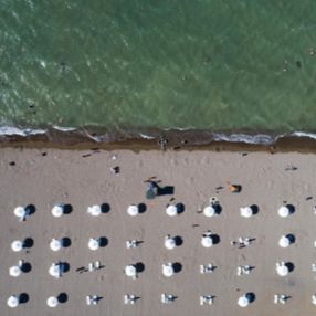 Tatilcilerin yeni gözdesi Karaburun Plajı, Akdeniz sahillerini aratmıyor