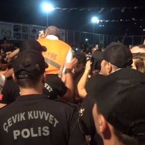 Kocaeli'de Sefo'nun konserinde yumruklar havada uçuştu