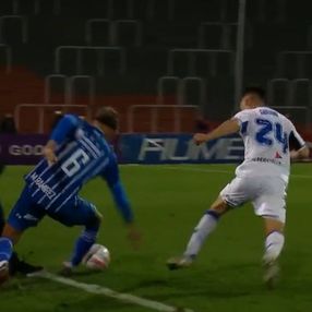 Velez Sarsfield teknik direktörü Alexander Medina oyuncuya faul yaptı