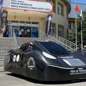 Düzce'de imam hatip lisesi öğrencileri, yaptıkları elektrikli araçla takdir topladı