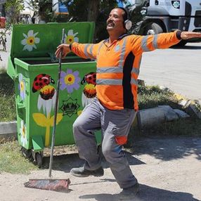 Aksaray'daki temizlik işçisi, dans ederek işini yapıyor